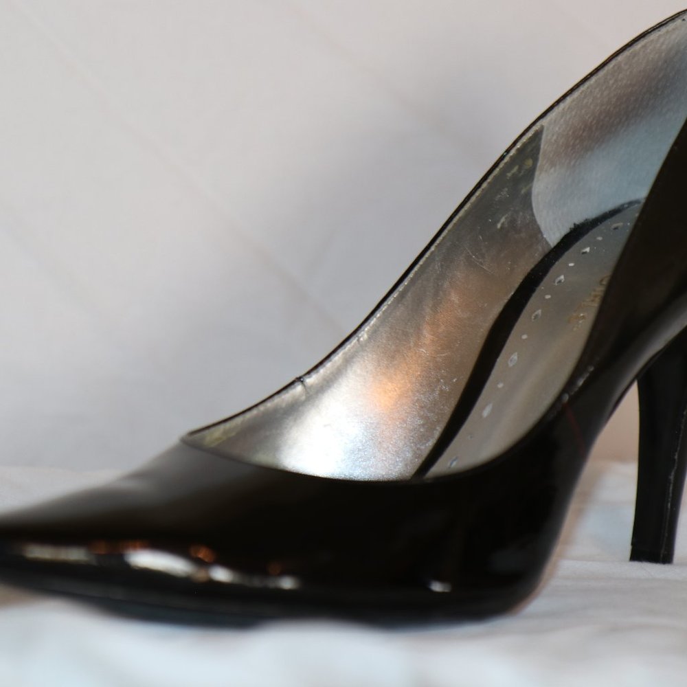 BCB GIRLS PUMPS BLACK PATENT USED SIZE 9